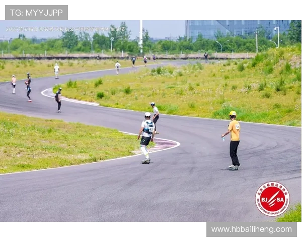 杭州城市马拉松赛中滑板队展现出色耐力与团队精神的精彩表现